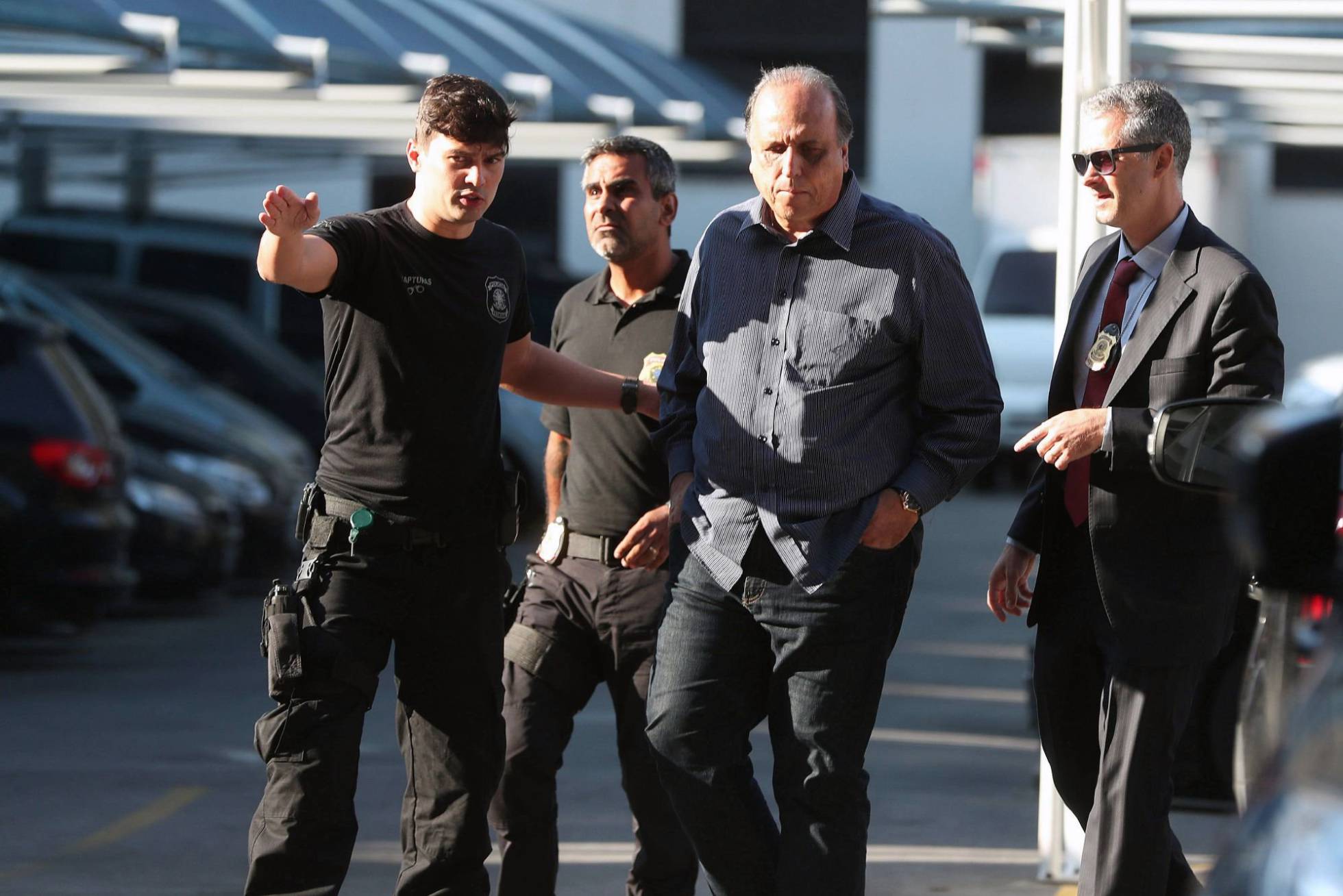 O governador Luiz Fernando Pezão ao chegar à sede da Polícia Federal no Rio: ele foi preso no início da manhã desta quinta-feira. MARCELO SAYÃO EFE O governador Luiz Fernando Pezão ao chegar à sede da Polícia Federal no Rio: ele foi preso no início da manhã desta quinta-feira. MARCELO SAYÃO EFE